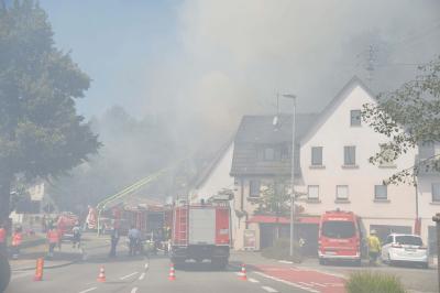 1 Toter bei Dachstuhlbrand in Mehrfamilienhaus in Nuertingen-Oberensingen